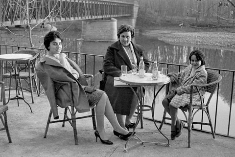 Retrat de dues dones i una nena a la terrassa del restaurant la Barca. A l'esquerra, el pont de la Barca. 1960