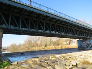 El pont de la Barca sobre el riu Ter construït el 1902