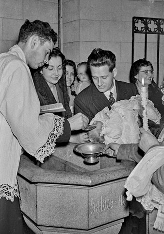 Bateig d'un nadó a l'església de Santa Susanna del Mercadal. 1955