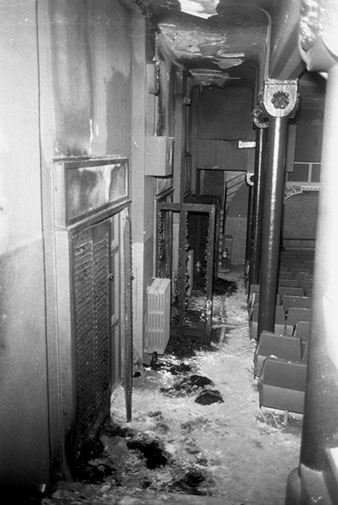Desperfectes ocasionats per un incendi provocat, al Teatre Albéniz. Vista de les portes d'emergència on es va iniciar el foc. 27/11/1976