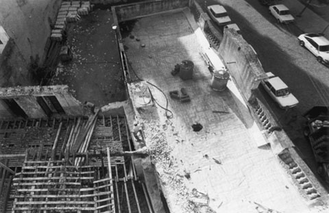 Enderrocament de l'edifici del 'Centro Moral' a la plaça de la Independència. 1984
