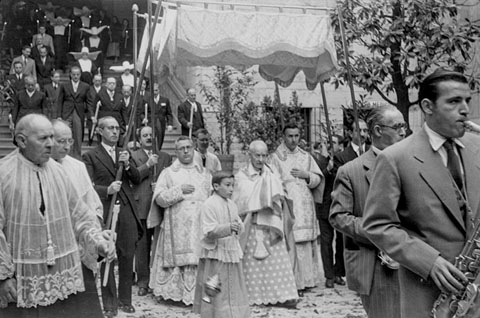 Jornada de comunions als malalts de l'Hospital Santa Caterina. Sortida del bisbe, Josep Cartañà, al pati de les Magnòlies. 1955
