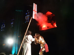 Representaci&oacute; de la Consueta de Sant Jordi cavaller a la nau g&ograve;tica de la Catedral