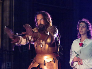 Representaci&oacute; de la Consueta de Sant Jordi cavaller a la nau g&ograve;tica de la Catedral