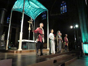 Representaci&oacute; de la Consueta de Sant Jordi cavaller a la nau g&ograve;tica de la Catedral