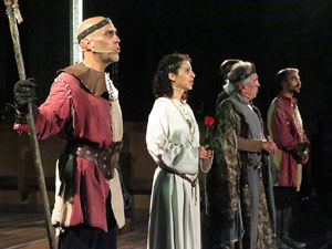 Representaci&oacute; de la Consueta de Sant Jordi cavaller a la nau g&ograve;tica de la Catedral