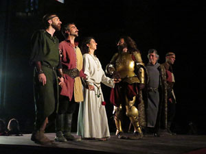 Representaci&oacute; de la Consueta de Sant Jordi cavaller a la nau g&ograve;tica de la Catedral