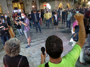 Crema popular de fotos del rei d'Espanya a la plaça del Vi sota el lema 'Ni rei ni corona'