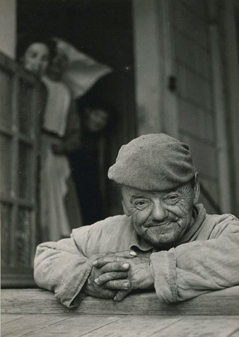 Retrat d'un ancià a la finestra d'un asil. Ca. 1960