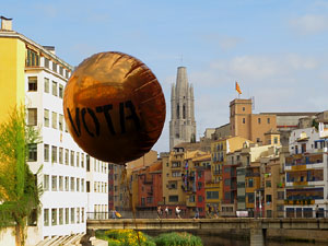 Globus al pont de les Peixateries Velles convocant a la votació de l'1-O