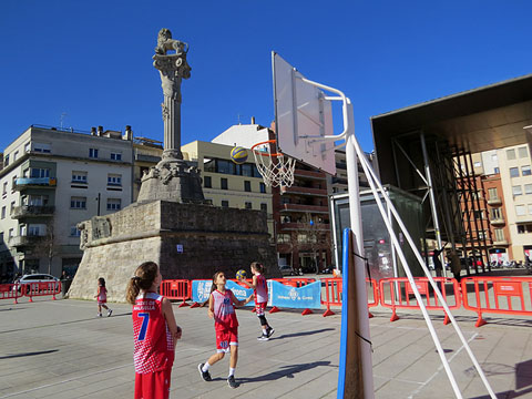 Bàsquet a la plaça Calvet i Rubalcaba