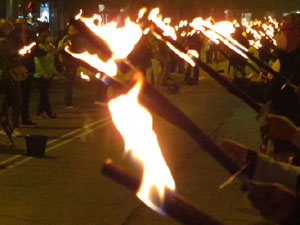 Concentraci&oacute; i encesa de torxes en commemoraci&oacute; del l'1-O del 2017