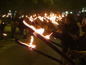 Concentraci&oacute; i encesa de torxes en commemoraci&oacute; del l'1-O del 2017