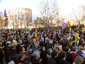 Marxa groga de protesta fins la delegació del govern espanyol a Girona