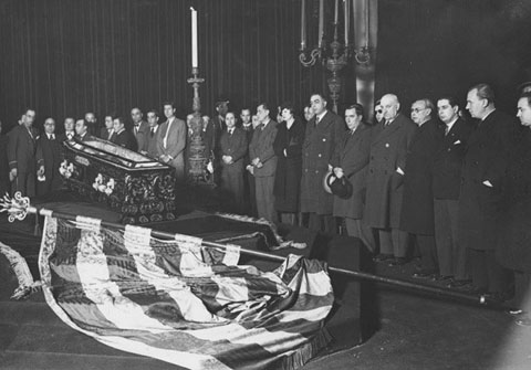 Els membres del govern de Catalunya i els diputats del Parlament reten homenatge a les despulles del president Macià, mort el 25 de desembre de 1933. Santaló, amb un barret fosc a la mà, és el sisè per la dreta de la fotografía