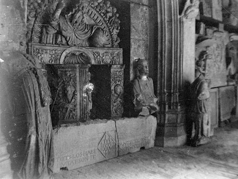 Obres exposades al claustre del monestir de Sant Pere de Galligants, seu del Museu Arqueològic. 1910-1920