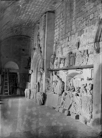 Galeria del claustre de Sant Pere de Galligants amb diferents peces escultòriques exposades. 1900-1925