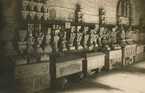 Peces exposades al claustre del monestir de Sant Pere de Galligants, seu del Museu Arqueològic. 1920-1930