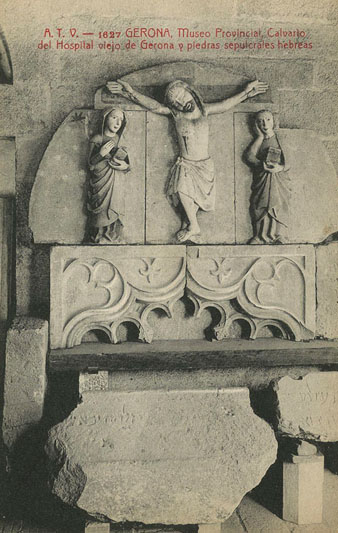 Peces conservades en una galeria del claustre del monestir de Sant Pere de Galligants, seu del Museu d'Arqueologia. S'identifica el Calvari de l'Hospital i diferents làpides jueves. 1905-1911