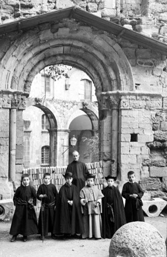 Grup d'escolans i un capellà acompanyant al recent nomenat bisbetó Ramon Marcel a la Festa del Bisbetó, a Montserrat. 1908