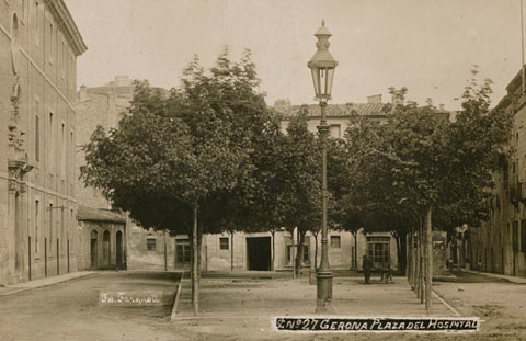 La plaça de l'Hospital. A l'esquerra, l'edifici de l'antic Hospital de la Misericòrdia, l'Hospici, i el carrer del Pavo. A la dreta, l'Hospital de Santa Caterina i la travessia Canaders al fons. 1911-1920