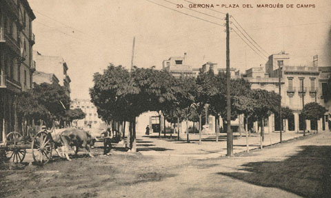 Vista de la plaça Marquès de Camps des del carrer de Barcelona. A l'esquerra, la ronda de Ferran Puig. S'observa un home estirant un carro amb bous. 1906