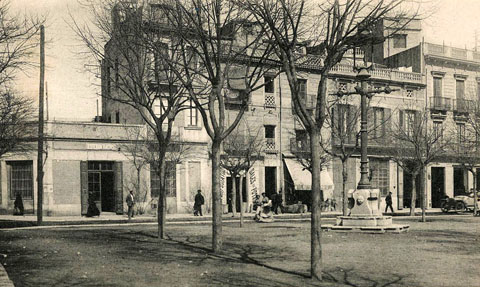 Vista parcial de la plaça del Marquès de Camps. A l'esquerra, la fàbrica d'Esteve Bachs. Abans de 1927
