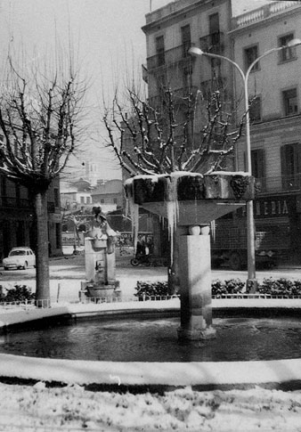 El brollador de la plaça Marquès de Camps, glaçat. 1960-1970