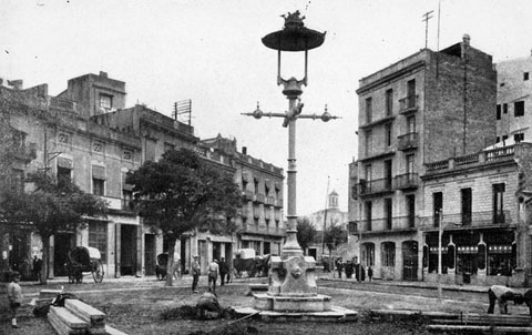 La plaça del Marquès de Camps durant les obres d'urbanització. En primer terme, el fanal amb quatre braços que es trobava al bell mig de la plaça i que desaparegué amb la reforma. 1926