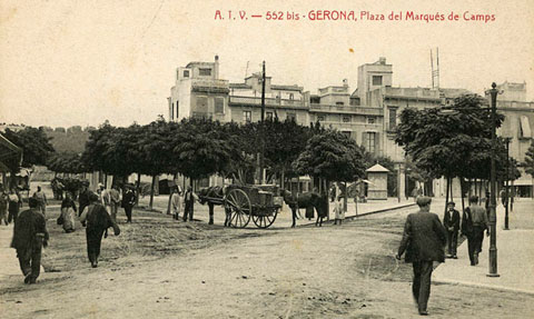 Vista parcial de la plaça Marquès de Camps i l'inici de la Ronda Ferran Puig des del carrer de Barcelona. S'observen diferents carruatges aturats a la plaça. 1905-1911