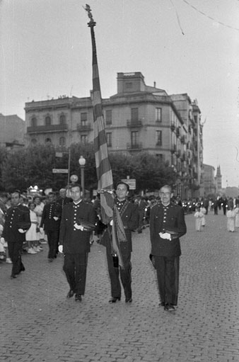 Processó de Corpus del barri del Mercadal al seu pas per la plaça Marquès de Camps. 21/06/1954