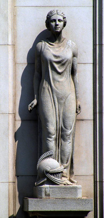 Escultura de Minerva, obra de Joan Carrera Dellunder que es troba a la façana d'un edifici de la plaça Marquès de Camps. 2006