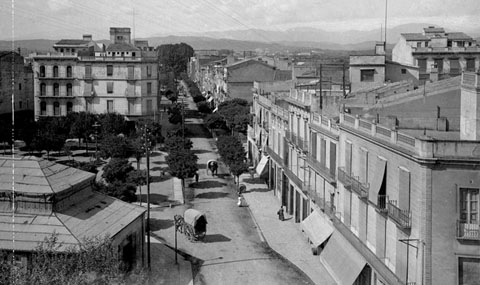 Vista des d'un punt elevat del carrer de Santa Eugènia i de la plaça del Marquès de Camps. En primer terme a l'esquerra, el cafè de Novedades. 1910-1914