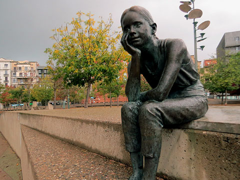 Escultura en bronze que representa la única nena nascuda a Girona el dia de la promulgació de la Constitució espanyola, el 6 de desembre de 1978, Maria del Mar Cabeza, obra de Francisco López Hernández