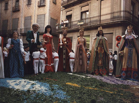 Desfilada de gegants a la plaça de l'Oli per la Diada de Corpus. 1994