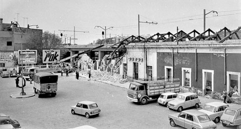 Obres d'enderrocament de l'antiga estació de la RENFE, a la plaça Poeta Marquina. 1974