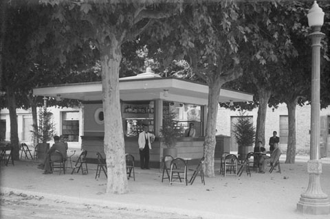 El bar Núria instal·lat a la plaça Poeta Marquina. 1920-1936