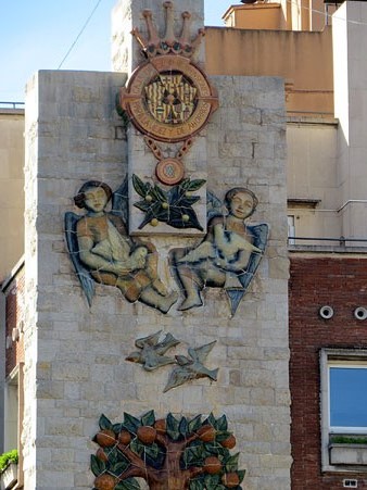 Decoració ceràmica a l'edifici 'La Caixa', obra dels arquitectes Bartomeu Llongueras i Juan Gordillo. Detall