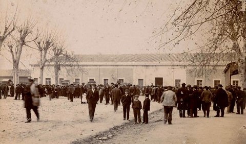 Grup de gent aplegada davant l'estació del ferrocarril, a la plaça Poeta Marquina. 1900-1930