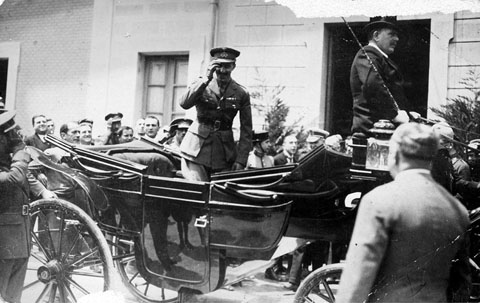 Visita oficial del rei Alfons XIII a la ciutat de Girona. El monarca saludant des d'un cotxe de cavalls la gent aplegada a la plaça del Carril, davant l'estació de tren. 28 de maig de 1930