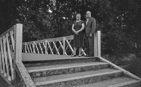 Retrat d'una parella al pont de la Infanta o del carrer Cerverí, sobre el riu Güell. 1960