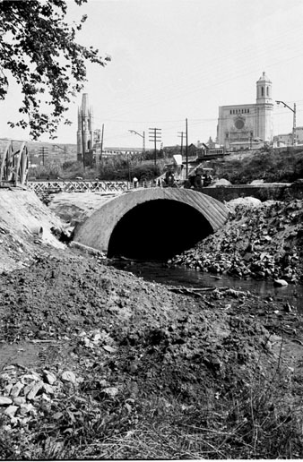 Obres de canalització del riu Güell a l'altura del pont del Rellotge a la Devesa. 1973