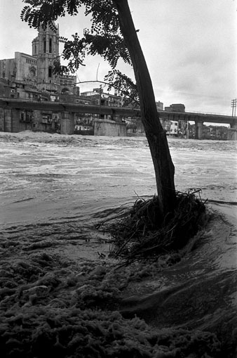 Inundacions a Girona. El pont de formigó del ferrocarril. 15/10/1965