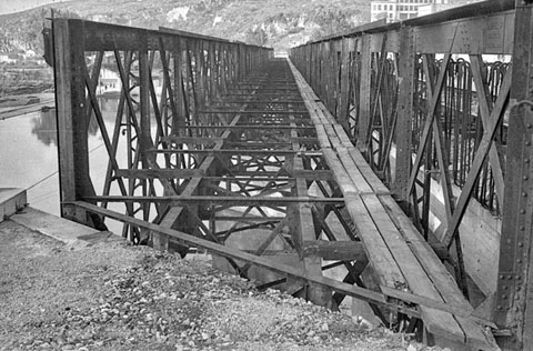 El pont de ferro del Ferrocarril, sobre el riu Onyar, fora d'ús. Ca. 1955