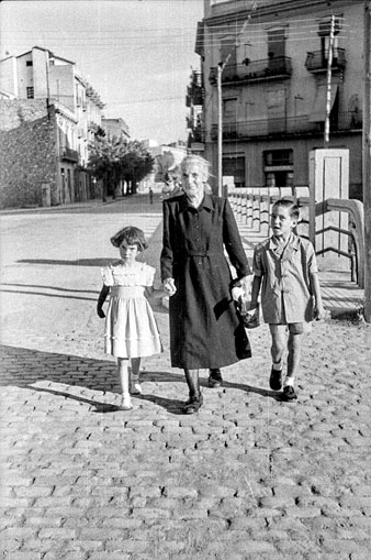 Una dona i dos nens al pont de Mart. Al fons, la ronda Ferran Puig. 1951
