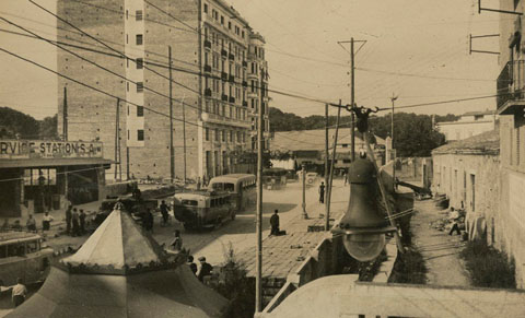 La Gran Via de Jaume I a l'altura del carrer Sèquia. En primer terme, la cúpula del quiosc de begudes. 1930-1940