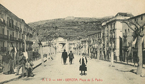 Plaça de Sant Pere. Al fons s'observa el portal de França i, a la muntanya de Montjuïc, el fort de Sant Joan. 1905