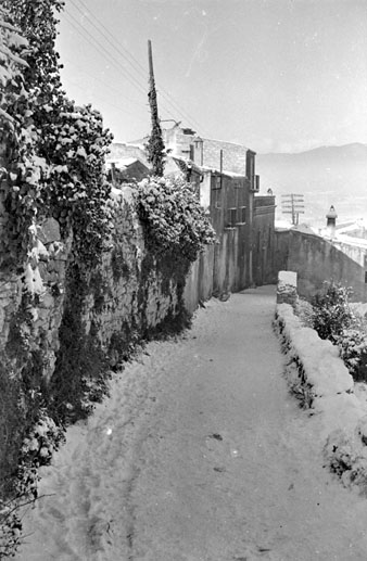 El carrer de les Creus nevat. 1960