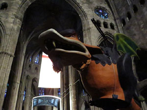 Representaci&oacute; de la Consueta de Sant Jordi cavaller a la nau g&ograve;tica de la Catedral