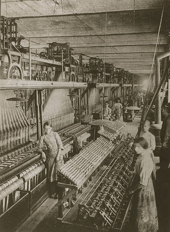 Dones i nenes als telers de la fàbrica Grober. 1910